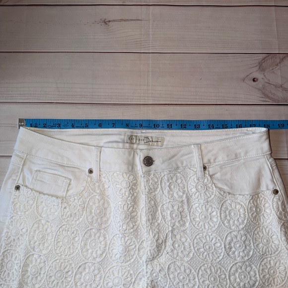 EST. 1946 White Lace Denim Shorts Size 14 Hi Rise Raw Hem Summer Boho Chic - Picture 5 of 7